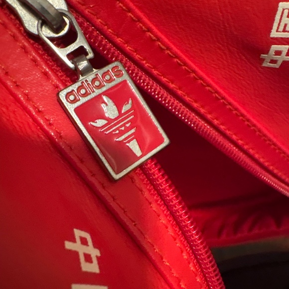 Adidas red bag with zipper & straps inside pocket - Picture 8 of 9